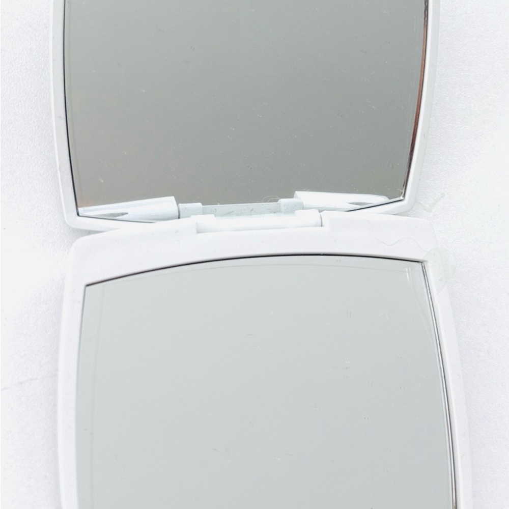 CHANEL MIROIR DOUBLE FACETTES
WITH CASE - Picture 4 of 7
